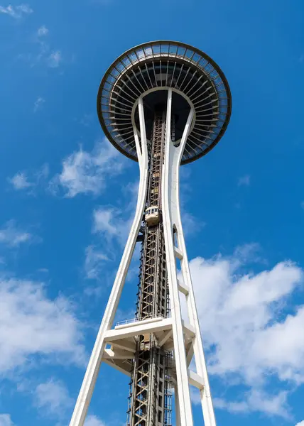 Seattle, Washington, ABD - 26 Temmuz 2024: Modern Seattle mimari simgesi. Uzay iğnesinin mimarisi. Seattle ve Space Needle kulesi. Gökyüzü kadar yüksek mimari simgesi. Seattle dönüm noktası.