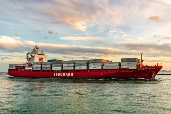 Miami, Florida, ABD - 3 Ocak 2025: Kargo gemisine yüklenen konteynır. İnsansız hava aracı kargo gemisi limana giriyor. Konteyner gemisi. Kargo gemisi Seaboard Genesis ve konteynır Miami 'de.