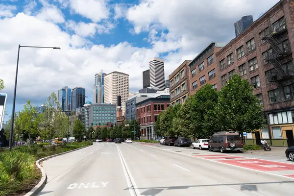 Seattle, Washington, ABD, 26 Temmuz 2024: Şehir caddesi olan şehir manzarası. Caddenin ortasında. Seattle 'ın varış noktası. Şehir manzarası. Seattle 'a giden yol.