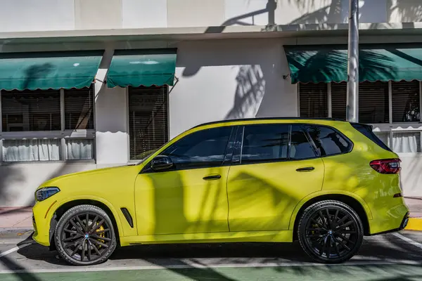 Miami, Florida, ABD - 11 Aralık 2024: BMW X5 2025 geçiş aracı. BMW X5 tipi lüks bir çapraz araba. BMW X5 'in arabası dışarıda park edilmiş. BMW X5 sarı renk, kenar görünüm.