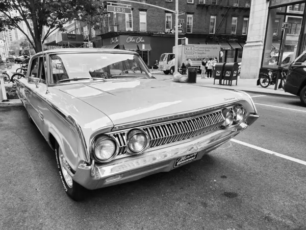 New York City, ABD - 17 Ağustos 2023: Mercury Montclair 1964 model araba caddeye park edilmiş, ön köşe manzaralı.