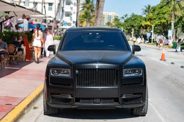 Miami, Florida, ABD - 06 Aralık 2024 Rolls Royce Cullinan 2024 çapraz otomobil. Rolls Royce Cullinan 'ın çapraz arabası. Araba Rolls Royce Cullinan dışarı park etmiş. Rolls Royce Cullinan, ön manzara..