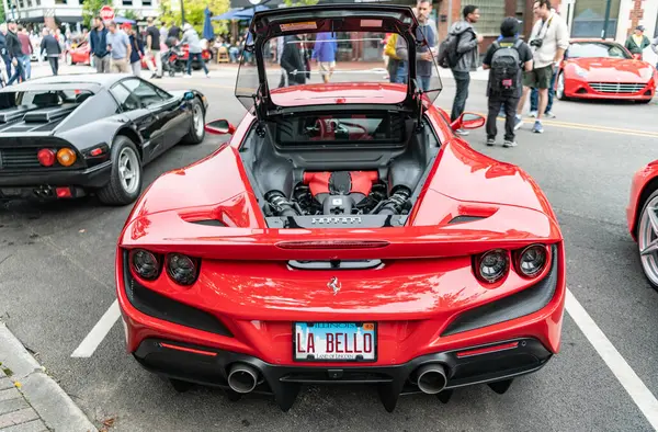 Chicago, Illinois - 29 Eylül 2024: Ferrari F8 Spider veya Haraç kırmızısı. Ferrari F8 Spider ya da Haraççı sokağa park etmiş. Arkadan bak. Lüks Ferrari F8 Örümcek ya da Chicago 'daki haraç