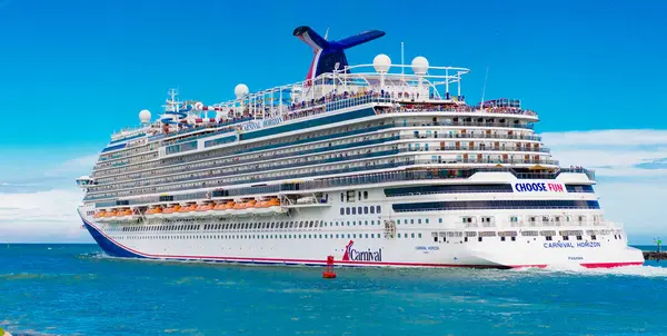 Miami, Florida, ABD - 9 Haziran 2024: Karnaval Horizon yolcu gemisi yolculuğu. Yaz tatilinde gemi turu. Karnaval yolcu gemisi. Gemi turu ve deniz seyahati. Gemi Miami sahil limanından ayrılıyor..