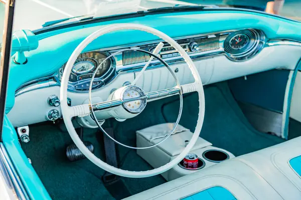 Park Ridge, Illinois, ABD - 22 Ağustos 2024: Üstü açılabilir 98 eski araba. Oldsmobile 98 'in klasik arabası. Oldsmobile 98 açık havada. Otomobil fuarında park halindeki mavi araba, iç görünüş.