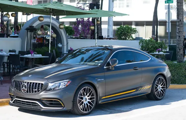 Miami, Florida, ABD - 06 Aralık 2024 Mercedes Benz C 2023 arabası. Mercedes Benz C tipi lüks bir araba. Mercedes Benz 'in arabası dışarıda park edilmiş. Mercedes Benz C, ön manzara..