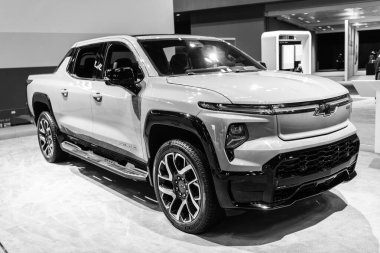 New York City, ABD - 27 Mart 2024 Chevrolet Silverado EV elektrikli beyaz kamyonet New York Uluslararası Otomobil Fuarı, köşe manzaralı.