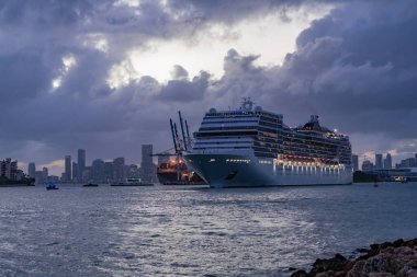 Gemi seyahati. Yaz tatilindeki deniz yolculuğunun havadan görünüşü. Gemi turu ve deniz seyahati. Gece vakti ışıltılı lüks yolcu gemisi yolculuğunun havadan görünüşü. Gemi Miami sahil limanından ayrılıyor. Manzaralı gezi.