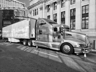 New York, ABD - 01 Eylül 2023: Kenworth T660 kamyonet cadde, yan görüş.