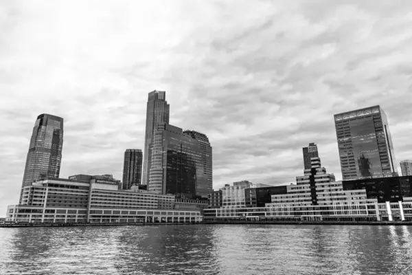 New York, Jersey City, ABD - 21 Aralık 2023: Hyatt Regency Jersey Şehri Hudson 'da gökdeleni ve gökdeleniyle birlikte. Ofis binası.