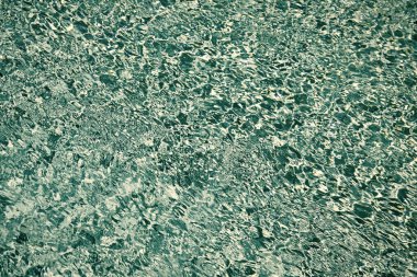 Yüzme havuzu suyunun turkuaz renk arkaplanı. Yaz konsepti.