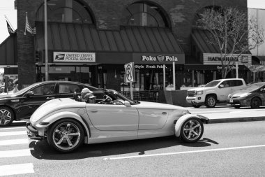 Long Beach, Kaliforniya ABD - 31 Mart 2021: Sarı Chrysler Plymouth Prowler 'ın klasik aracı.