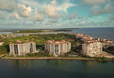 Hava görüntüsü. Miami Plajı 'ndaki gökdelenli şehir manzarası. Skyline marina havacılık şehri manzarası. Miami güney plajının şehir manzarası. Miami şehir merkezinde modern gökdelenleri olan Florida. Hava aracı.