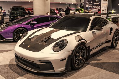 New York City, ABD - 27 Mart 2024: Porsche 911 GT3 spor araba New York Uluslararası Otomobil Fuarı, köşe manzara.