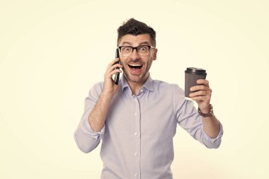 İş görüşmesi. İş adamı telefonda konuşur. Telefon var. İletişim kurmak için telefonu kullanan bir adam. İletişim. İş adamı kahve molasında telefonda konuşur. Patron konuşuyor..