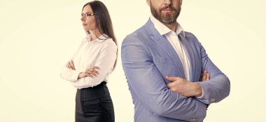 Başarılı iş adamları. İş arkadaşları beyazları izole ediyor. Resmi takım elbiseli iki iş adamı. Hırslı iş adamları destek veriyor. Profesyonel iş lideri ve menajeri. kırpılmış görünüm.