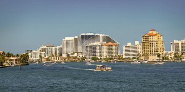 Fort Lauderdale, Florida, ABD - 25 Mart 2023 Florida 'da Ufuk Lauderdale üzerinden ABD silueti.