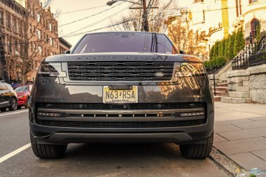 New York City, ABD - 15 Mart 2024: Land Rover Range Rover modern araba dışarıda park edilmiş, ön manzara.