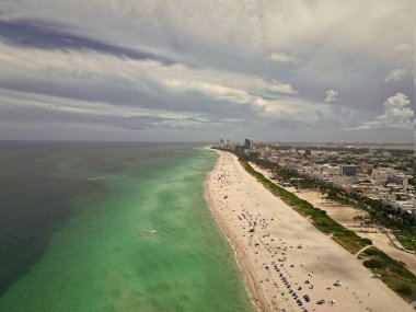 Miami güney sahili hava manzaralı. Şehrin gökdelen mimarisi ve marinası. Miami, Florida 'nın gökyüzü manzarası. Şehrin mimarisi bu işte. Şehir merkezinin silüeti. Miami 'nin silüeti. Lüks sahil hayatı.
