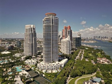 Şehir manzarası. Miami plajı hava manzarası. Marina, Miami Beach, Florida USA 'de. Biscayne Körfezi. Lüks şehir manzaralı Miami Marina şehir merkezi. Yaz tatili. Güney sahili havacılık şehri. Lüks emlak.