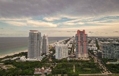 Miami Plajı 'ndaki gökdelenli şehir manzarası. Skyline marina havacılık şehri manzarası. Miami güney plajının şehir manzarası. Miami şehir merkezinde modern gökdelenleri olan Florida. Hava görüntüsü. Şehir merkezi.