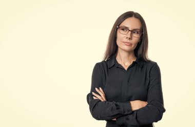 Başarılı bir iş. Girişimcinin başarısı. Liderlik. Beyazlar içinde başarılı bir iş kadını. İş kadınının profesyonel mesleği. İş kadını patronu güçlü bir liderdir. bir karar vermek..