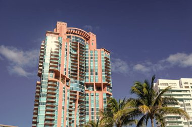 Konut mimarisi. Miami şehir mimarisi. Konut binası olan bir tatil köyü. Miami, Florida 'nın lüks binası. Miami plaj mimarisi. Lüks konut binası.