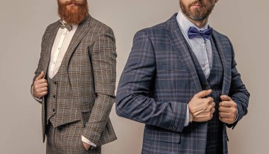 Papyonlu, erkek giyimli şık erkekler. İş etkinliğindeki iki iş adamı. Smokinli adamlar Griler 'de izole edilmiş. Formalite icabı smokin giyen adamlar. Smokinli adamlar resmi kıyafet giyerler. Klasik erkek giyim..