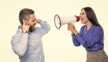 Hoparlörde çalışan bir kadına bağıran iş kadını beyazdan izole edilmiş. Patronun terfi konusunda ortağıyla anlaşmazlığı var. Anlaşmazlığı çözmek. Rekabet konsepti. işyeri iş çatışması.
