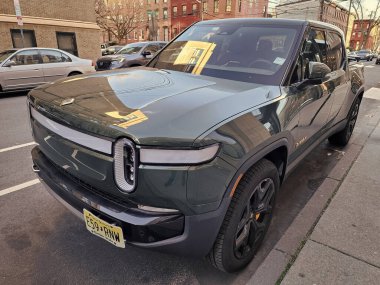 New York City, ABD - 29 Mart 2024 Rivian R1T elektrikli kamyonet aracı açık havada, köşe manzaralı.