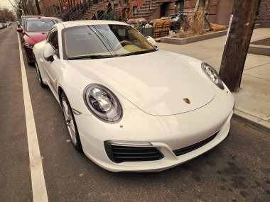 New York, ABD - 10 Şubat 2024: Porsche 911 beyaz araba parkı, köşe manzaralı.