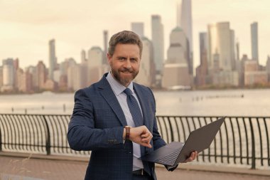 İş adamı New York 'ta dışarıyı kolaçan ediyor. İş adamı geç kalıyor. Kol saatinde dakik adam zamanı kontrol ediyor. İş görüşmesi için son gün. Başarılı iş adamı zamanı kontrol ediyor. Son teslim tarihinden önce.