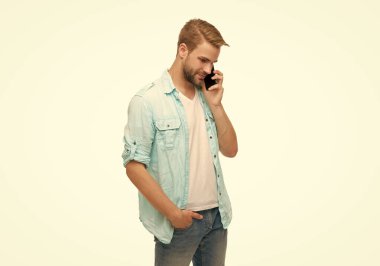 Telefon var. Mobil iletişim. İletişim. Akıllı telefondan konuşan adam beyazda izole edilmiş. Millennial Man 'in telefon görüşmesi var. Ses bağlantısı. Adam akıllı telefonda konuşuyor. Kişisel arama..