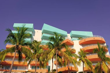 Miami Beach, Florida 'nın modern binası. Okyanus yolculuğu. Ocean Drive Florida 'daki Miami South Beach. Art Deco mimarisi. Mimari bina. Art deco tarihi bölge. Canlı bir atmosfer..