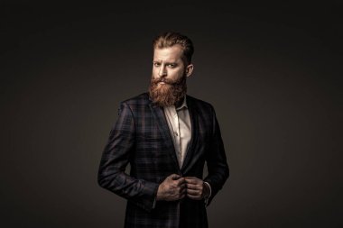 Erkek giyim kuşamı. Bespoke takımı. Özel dikim erkek giysisi giymiş sakallı adam. Özel dikim kıyafet giyen bir iş adamı. Şık takım elbiseli bir iş adamı. Resmi terzilik kıyafeti. Kişisel stil.