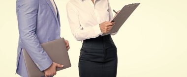 Çevrimiçi çalışan serbest çalışan biri. Patron ve çalışanı çevrimiçi. Ofisinde dizüstü bilgisayarı olan iş adamları. Uzaktan kumandalı çalışıyor. İş başarısı. Beyazlar üzerinde izole iş adamları. Sıkışık süre.