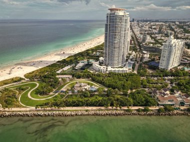 Miami güney sahili hava manzaralı. Şehrin gökdelen mimarisi ve marinası. Miami, Florida 'nın gökyüzü manzarası. Şehrin mimarisi bu işte. Şehir merkezinin silüeti. Miami 'nin silüeti. Tarihi simgeler.