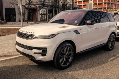 New York City, ABD - 31 Mart 2024: 2024 Land Rover Range Sport SE spor arabası açık alanda park edilmiş, köşe manzaralı.