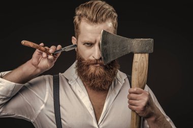 Profesyonel berber, retro traş makinesini tutar. Saç tıraşı olan yakışıklı bir kuaför. Berber dükkanı. Erkek kuaförlüğü ve berberlik. Berber dükkanındaki kuaför siyahta izole edilmiş. Kuaför. Saç bakımı.