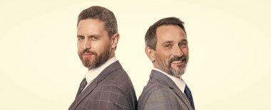 İş arkadaşım beyazları soyutladı. İki işadamı birlikte çalışırlar. Başarılı iş adamı meslektaşım. Meslektaşlar arasındaki iş ilişkileri. Takım elbiseli iş adamı. Liderlik ilhamı.