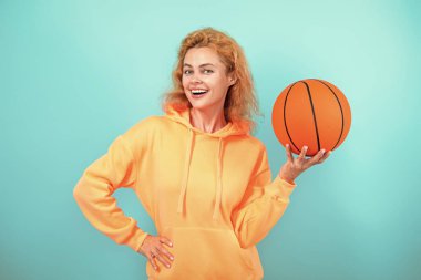 Spor ve hobi. Spor maçı. Toplu sporcu kadın. Basketbol toplu bir kadın mavi ışıkta izole edilmiş. Profesyonel basketbol oyuncusu eğitimi. Kadınların spor motivasyonu var. Basketbol topu.