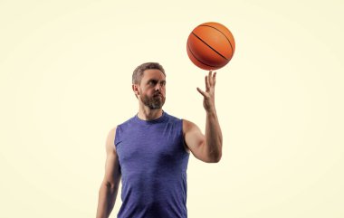 Kaslı adamın spor motivasyonu var. Spor ve hobi. Basketbolcu adam profesyonel oynuyor. Basketbol topuyla oynayan bir adam. Profesyonel basketbolcu eğitimi beyazda izole edildi.
