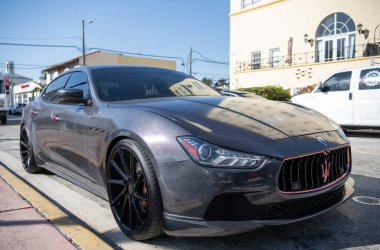 Miami, Florida, ABD - 06 Aralık 2024: Maserati Ghibli 2025 spor yara izi. Maserati Ghibli 'nin lüks spor arabası. Maserati Ghibli 'nin arabası dışarıda park edilmiş. Maserati Ghibli, köşe görünümü.