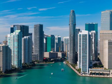 Modern şehir binası ve gökdelen. Şehir merkezinin silüeti. Miami 'nin hava manzarası. Miami şehir merkezindeki Brickell Key 'deki modern gökdelenin havadan görünüşü. Miami 'nin silüeti. Brickell Şehir Merkezi.