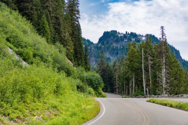 Kuzey Şelaleleri Ulusal Parkı. Yol, dağ manzaralı Diablo Gölü 'ne çıkar. Dağ ve yol manzarası. Seyahat güzergahı. North Cascades Ulusal Parkı 'na peyzaj rotası. Sahne doğası.