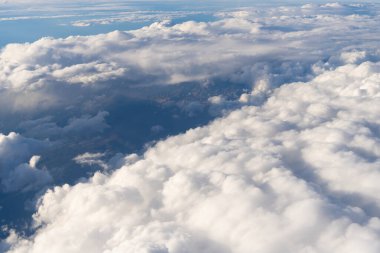 Bulutlarla kaplı hava bulutlu manzarası. Hava bulutlu gökyüzü manzarası. Uçaktan bulutlu görüntü. Gökyüzü bulutlu. Bulutlu hava manzarası. Bulutlu ve bulutlu gökyüzü.