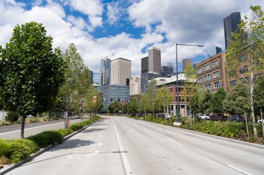 Seattle, Washington, ABD, 26 Temmuz 2024: Seattle şehir yolu. Seyahat güzergahı. Şehir manzaralı bir şehir manzarası. Caddenin ortasında. Seattle 'ın varış noktası. Şehir manzarası.