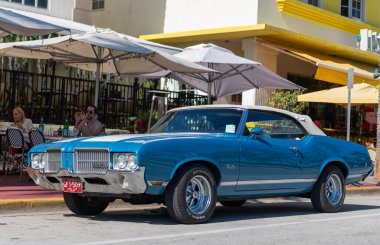 Miami, Florida, ABD - 06 Aralık 2024: Oldsmobile Cutlass Supreme 442 retro car. Oldsmobile Cutlass Supreme 'in eski arabası. Araba Oldsmobile Cutlass dışarı park etmiş. Oldsmobile Cutlass, köşe görünümü.