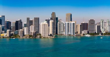 Miami şehir merkezinde, Florida 'da panoramik modern mimari. Miami ufuk çizgisi panoramik manzara. Brickell Key, ABD 'de gökdelenli şehir manzarası. Şehir merkezi Brickell Miami.
