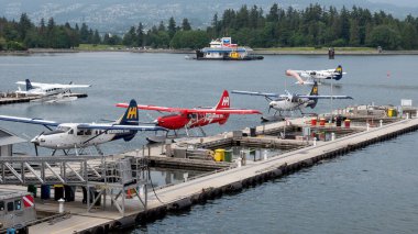 Vancouver, Kanada - 29 Mayıs 2019: Vancouver Liman Havaalanı. Deniz uçağı turu. Uçak rıhtım istasyonu. De Havilland Kanada DHC-2 deniz uçağı. Havilland Kanada uçağı deniz uçağı terminalinde, havacılık.